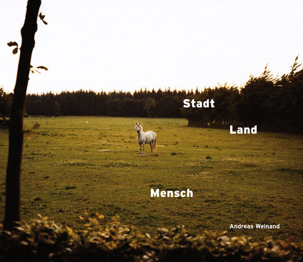 titelbild cover - stadt land mensch - ISBN 978-3-00-027164-9 /
ein weisses pferd steht im abendlicht auf einer weide und schaut mich an / a white horse stands in the evening light on a pasture and looks at me
