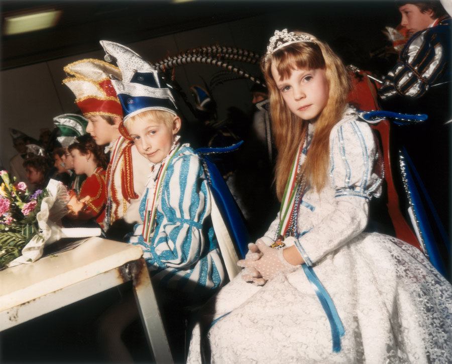ein kinderprinzenpaar auf einer kinderkarnevalsveranstaltung / a children's prince and princess at a children's carnival event