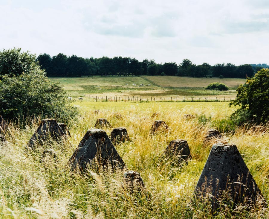 überreste aus dem 2. weltkrieg. ein wall aus panzersperren. // remains from the 2nd world war. a wall of tank barrages. 