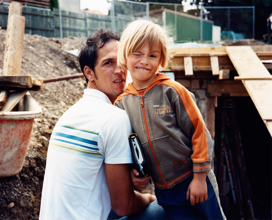 vater und sohn auf ihrem baugrundstück. // father and son on their building property. 