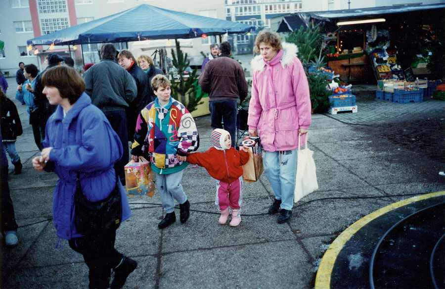 einkaufsbummel auf dem weihnachtsmarkt / shopping at the christmas market //  bitterfeld wolfen, dezember 1996