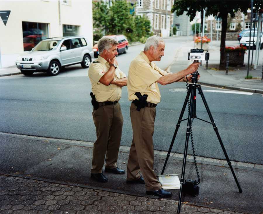 zwei polizisten bei der radarkontrolle. // two police officers at the radar control.