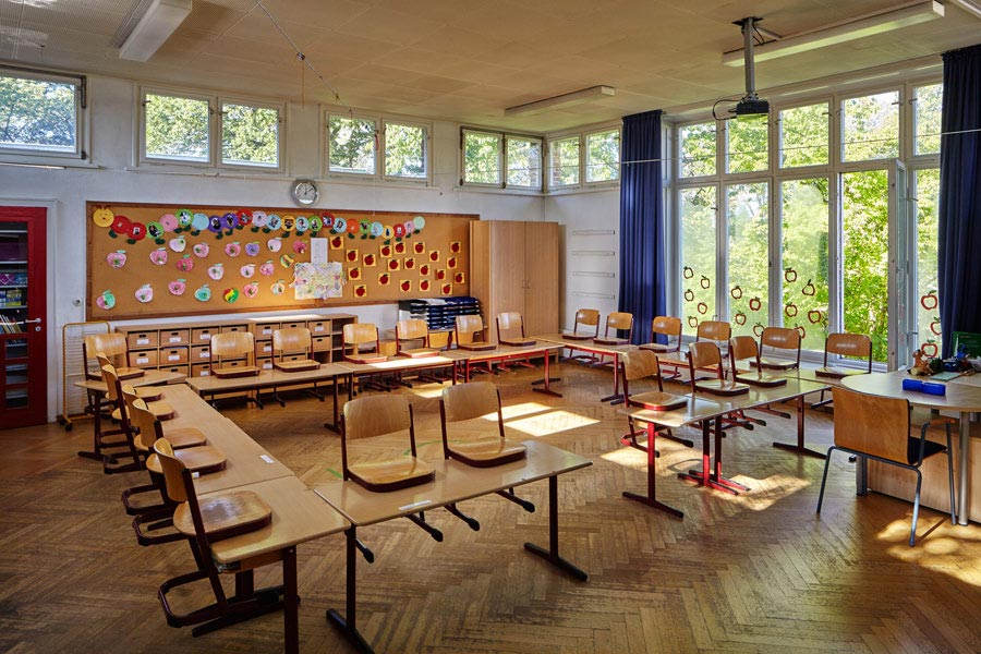 klassenzimmer in angenehmer, heller lichtatmosphäre / classrooms in a pleasant, bright light atmosphere