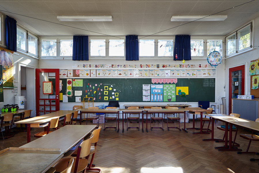 klug platzierte fenster erhellen den schulraum mit tageslicht / cleverly placed windows brighten up the classroom with daylight
