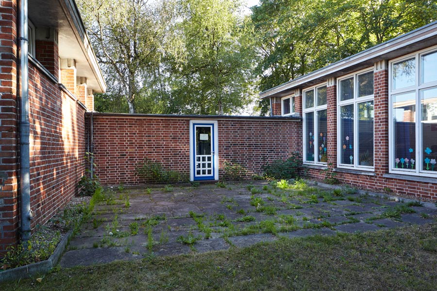 Diese Freiflächen zwischen den Klassenräumen wurden ursprünglich als Schulgärten sowie Klassenzimmer im Grünen genutzt. Diese Tradition könnte wieder aufgenommen werden.