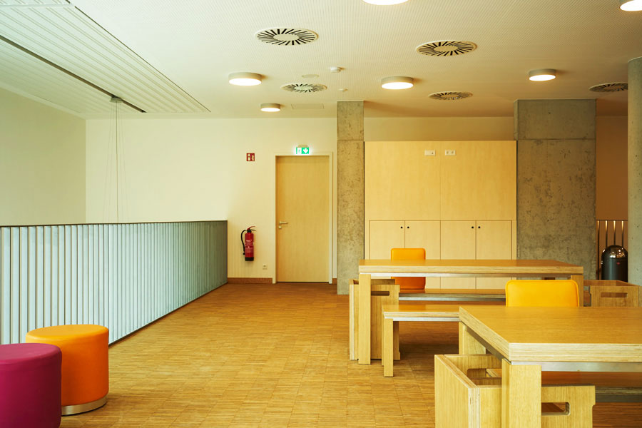 humboldt-gymnasium: die inneneinrichtung der mensa / the interior of the canteen