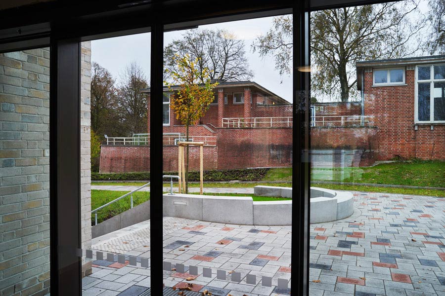 Grundschule Kronsburg / Kiel / Blick aus dem Erweiterungsbau auf das historische Verwaltungsgebäude des Architekten Rudolf Schroeder