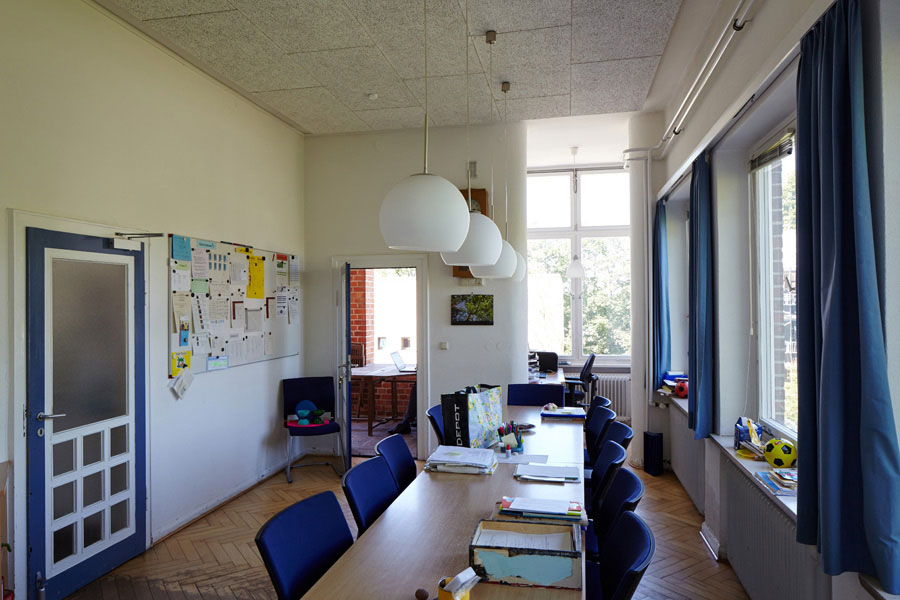 Lehrerzimmer bei normalem Schulbetrieb / Teachers' room during normal school hours