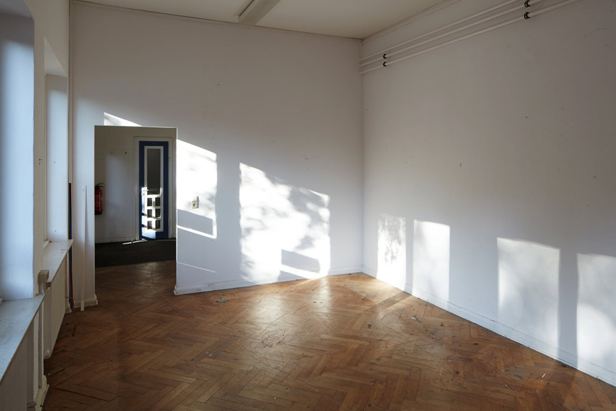 leerer raum mit lichtspielen und schatten an der wand / empty room with light games and shadows on the wall 