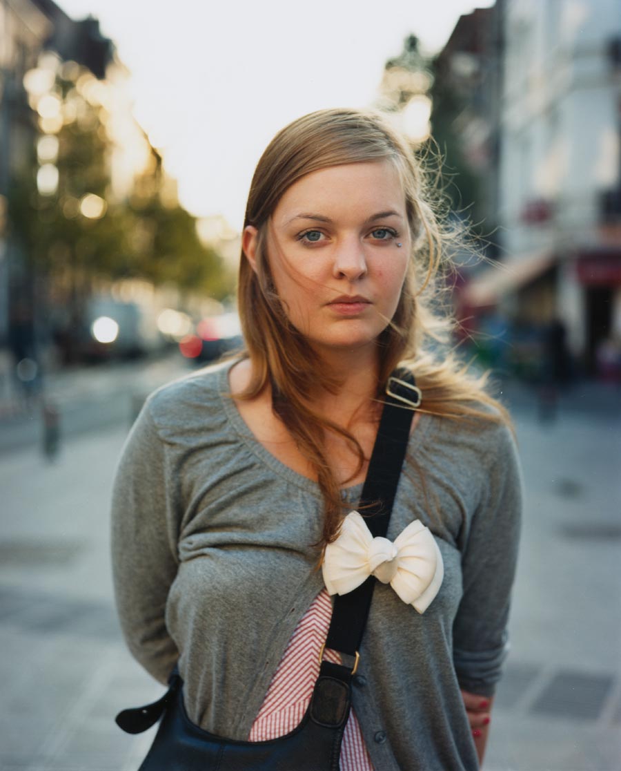 portrait einer jungen frau mit einer weissen stoffschleife // portrait of a young woman with a white fabric bow