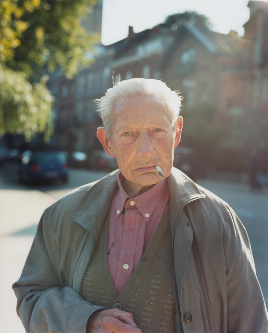 portrait eines mannes mit zigarette im mundwinkel // portrait of a man with a cigarette in the corner of his mouth