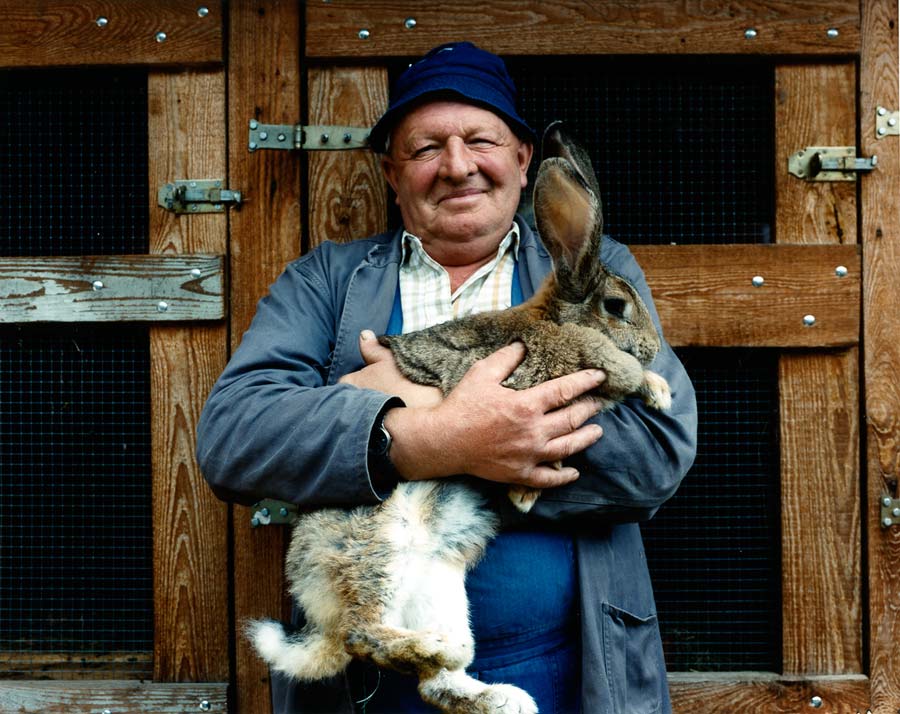 reinhold hält seinen hasen im arm / holds his rabbit in his arms