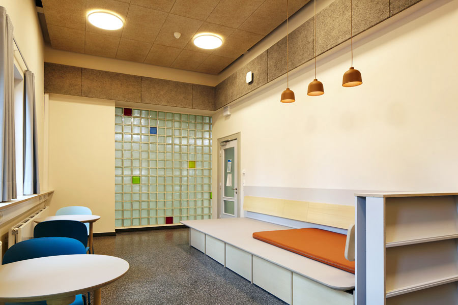 berufsschule am rondeel: der erhohlungsraum mit sitz- und liegegelegenheit / the relaxation room with seating and lounging area