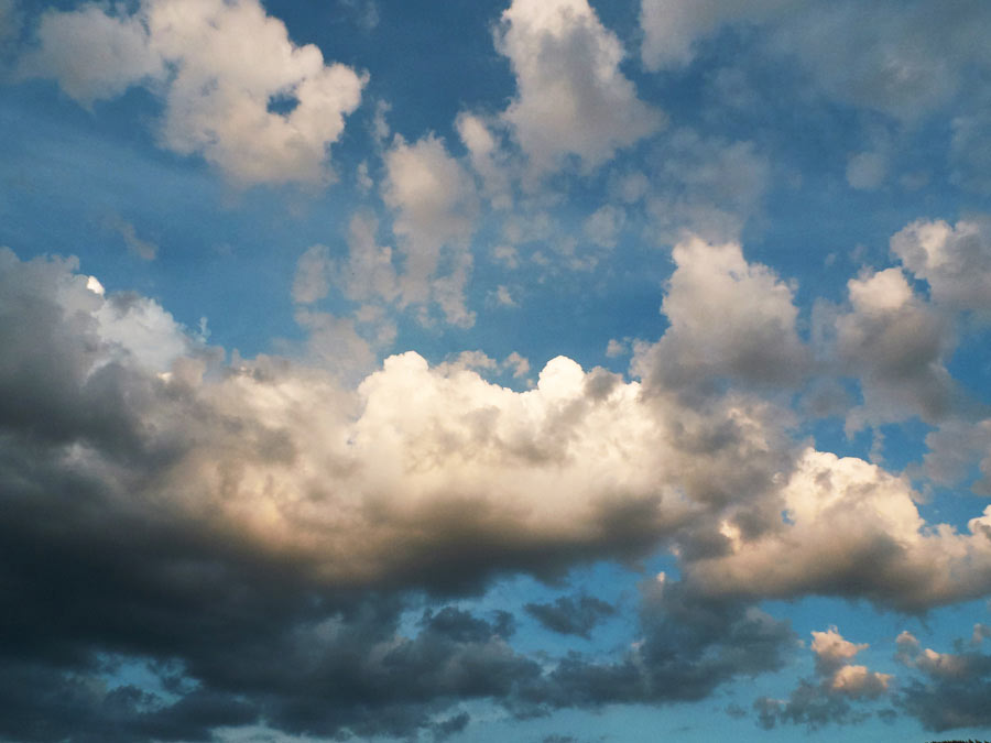 wolken, sehnlichst erwarten wir den regen, aber sie ziehen weiter / clouds, eagerly awaiting the rain, but they move on