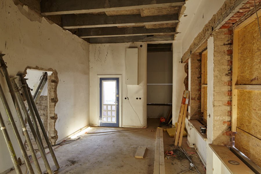 die sanierung, blick in das lehrerzimmer / the renovation, view into the teachers' room