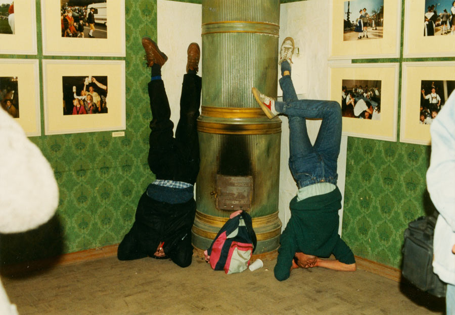 ausstellungseröffnung - zwei männer machen einen kopfstand in meiner ausstellung / exhibition opening - two men do a headstand in my exhibition / 