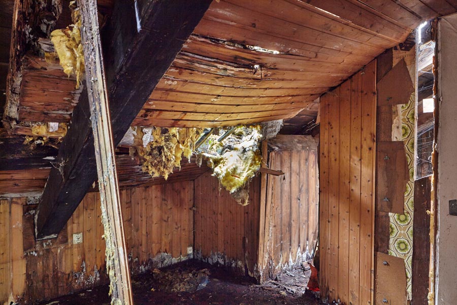 ehem. pulvermagazin: maroder dachstuhl mit leckagen - erkennbare spuren des eindringenden wassers / former powder magazine: dilapidated roof truss with leaks - recognizable traces of penetrating water