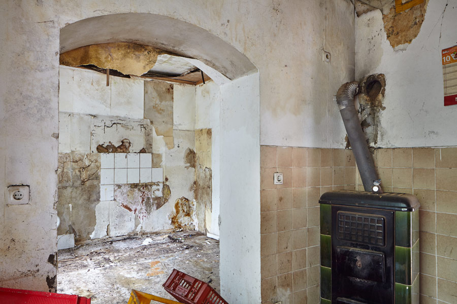 ehem. pulvermagazin: raum mit kohleofen küche / former powder magazine:room with coal stove - kitchen