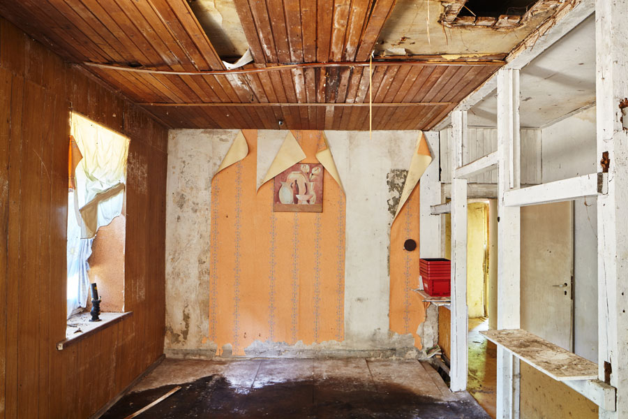 ehem. pulvermagazin: leerer raum mit leckagen und nassem fussboden / former powder magazine: empty room with leaks and wet floor