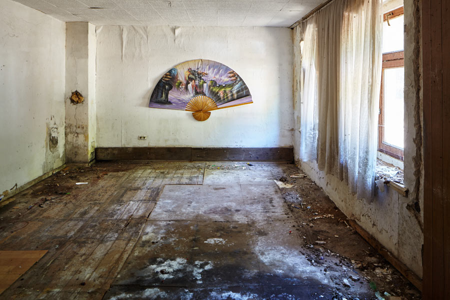 ehem. pulvermagazin: leerer raum mit nassem und verschimmeltem fussboden / former powder magazine: empty room with wet and moldy floor