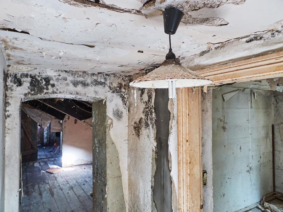 ehem. pulvermagazin: verschimmelter flur im obergeschoss mit durchblick in den dachboden / former powder magazine: moldy hallway on the upper floor with a view into the attic