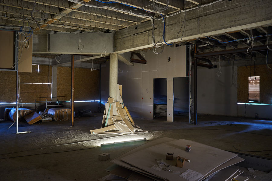 frei gelegte decke mit betonträger / open ceiling with concrete beam