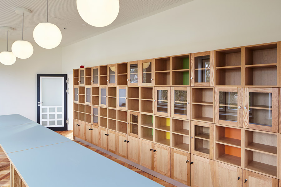 das sanierte und neu eingerichtete lehrerzimmer // the renovated and newly furnished teacher's room