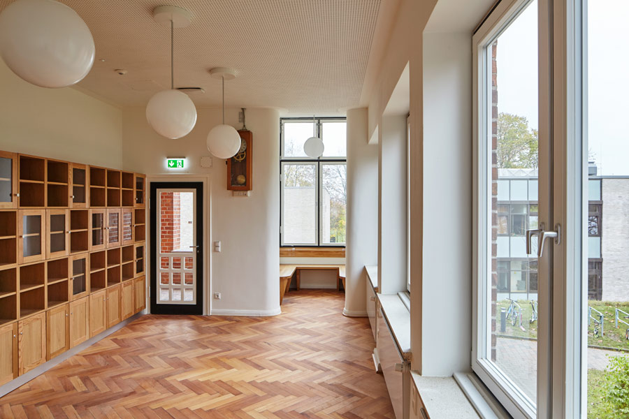 das sanierte und neu eingerichtete lehrerzimmer // the renovated and newly furnished teacher's room