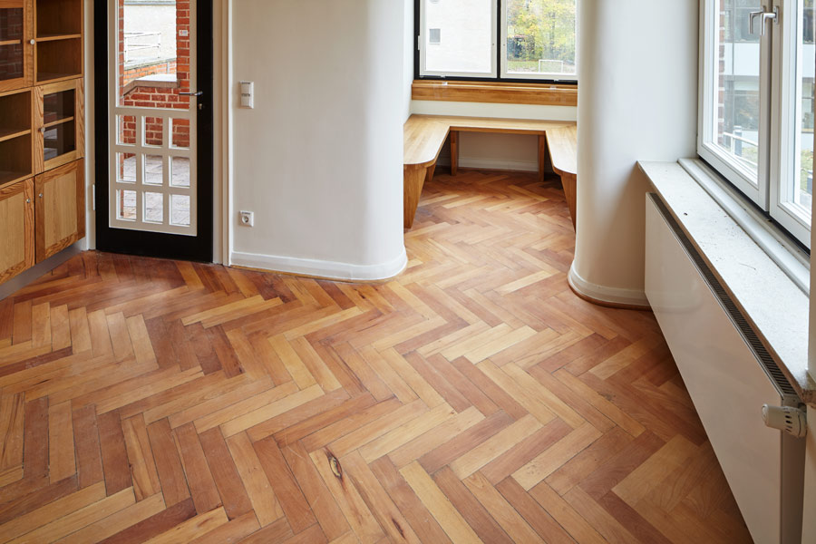 der neu aufbereitete historische holzfussboden des lehrerzimmer / the newly prepared historic wooden floor of the teacher's room