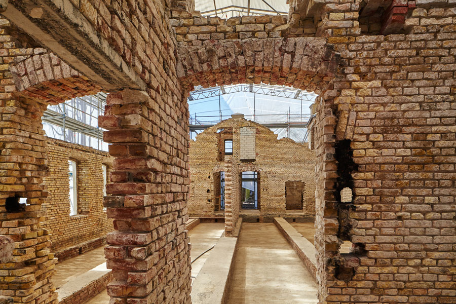 sonne, staub und steine - das freigelegte mauerskelett des denkmalgeschützten gebäudes, welches früher ein pulvermagazin war // sun, tust and stones - the exposed Skeleton of the Walls of the listet building, which used to be a power magazine