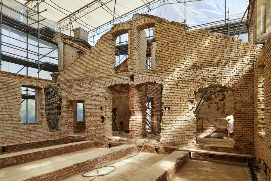 sonne, staub und steine - das freigelegte mauerskelett des denkmalgeschützten gebäudes, welches früher ein pulvermagazin war // sun, tust and stones - the exposed Skeleton of the Walls of the listet building, which used to be a power magazine