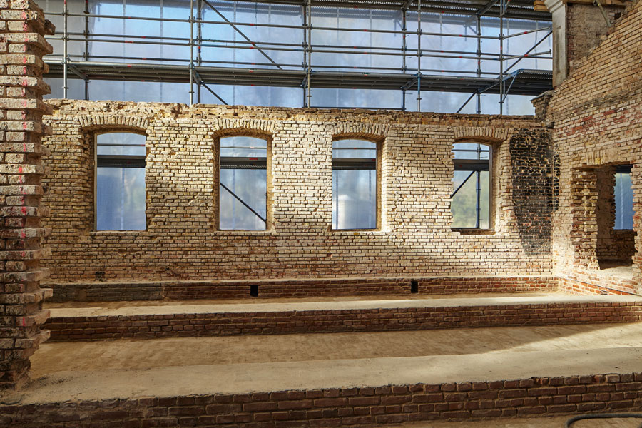 sonne, staub und steine - das freigelegte mauerskelett des denkmalgeschützten gebäudes, welches früher ein pulvermagazin war // sun, tust and stones - the exposed Skeleton of the Walls of the listet building, which used to be a power magazine