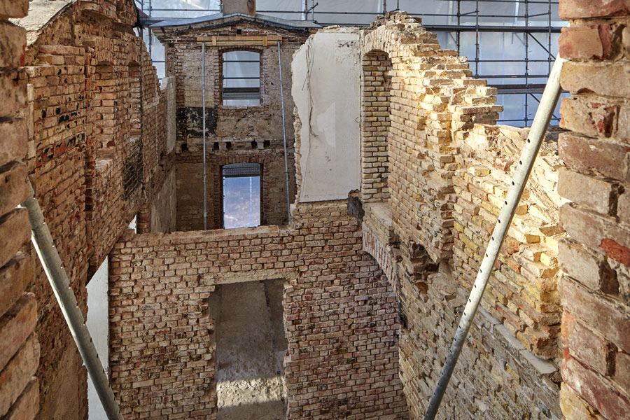 sonne, staub und steine - das freigelegte mauerskelett des denkmalgeschützten gebäudes, welches früher ein pulvermagazin war // sun, tust and stones - the exposed Skeleton of the Walls of the listet building, which used to be a power magazine