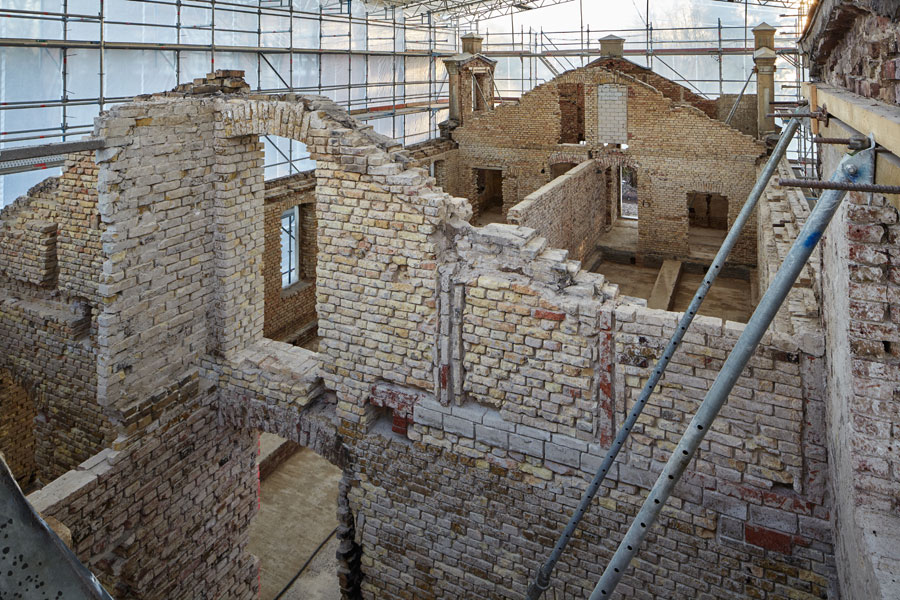sonne, staub und steine - das freigelegte mauerskelett des denkmalgeschützten gebäudes, welches früher ein pulvermagazin war // sun, tust and stones - the exposed Skeleton of the Walls of the listet building, which used to be a power magazine