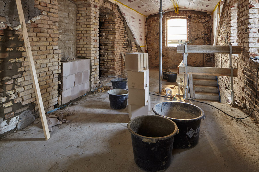 historische ziegelsteine werden mit neuen ergänzt // historic bricks are being supplemented with new ones