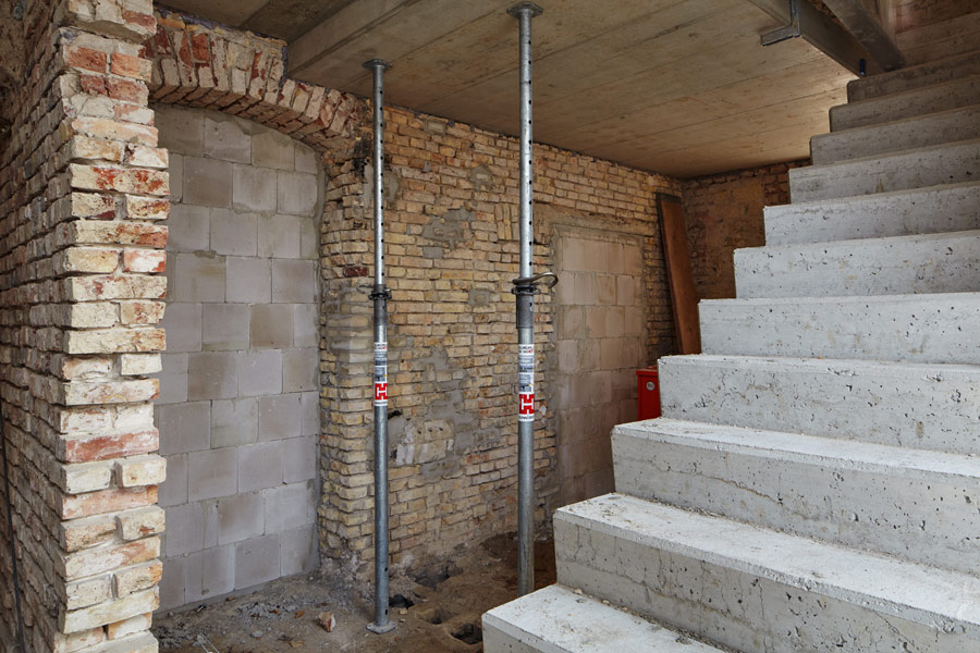 eine neue treppe führt zum obergeschoss // a new staircase leads to the upper floor