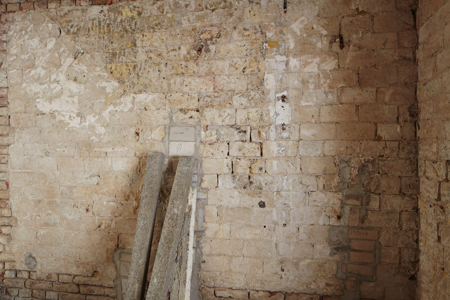auf einzelnen ziegelsteinen sind masseinheiten notiert // mass units are noted on individual bricks