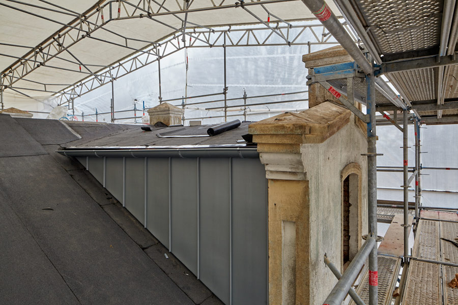 die dachpappe des neuen daches ist fast fertig montiert // the roofing felt for the new roof is almost completely installed