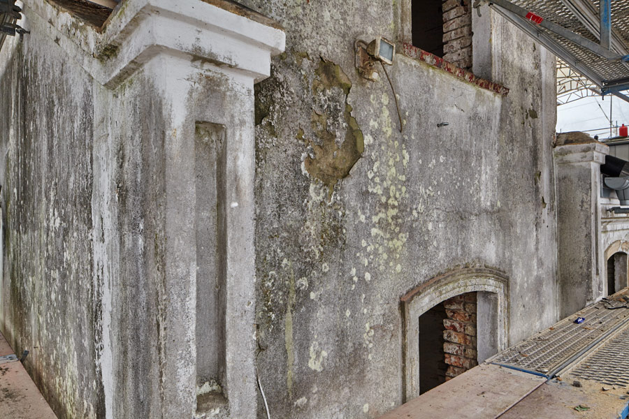 die aussenfassade zeigt noch die spuren der zeit // the exterior facade still shows the traces of time