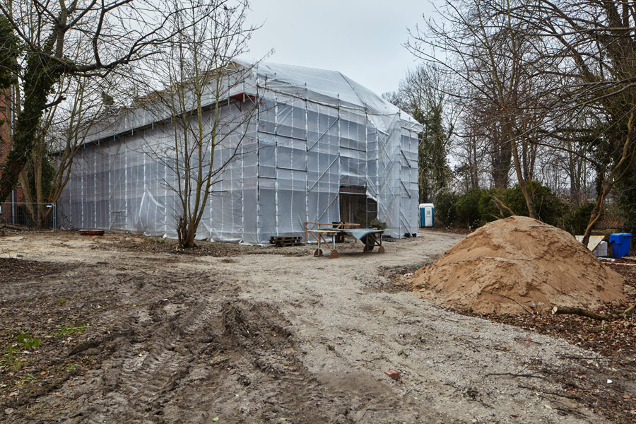 noch ist das gebäude von einer riesigen plane eingepackt // the building is still wrapped in a huge tarpaulin